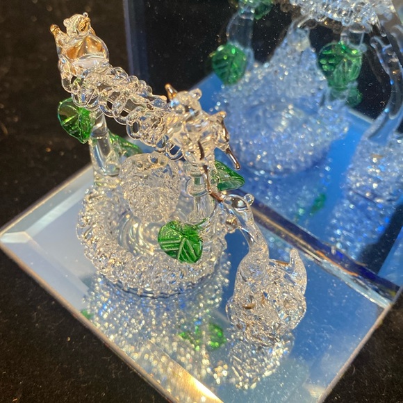 NIB Spun Glass Wishing Well & Swan on Mirror Base - Picture 6 of 7